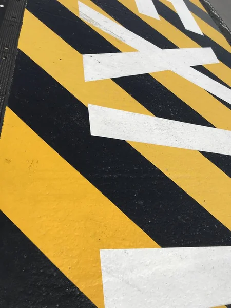 Κίτρινο και μαύρο οδική σήμανση. — Φωτογραφία Αρχείου