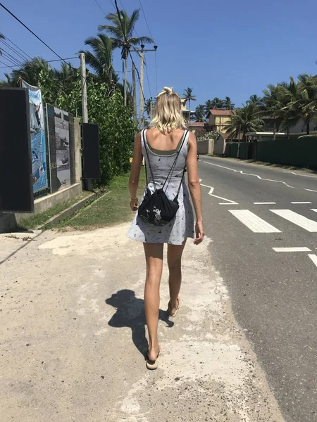 在热带乡村漫步街头的女人. — 图库照片