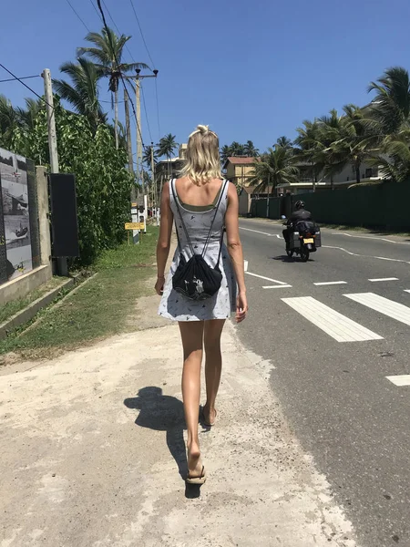 Tropikal bir ülkede sokakta yürüyen kadın. — Stok fotoğraf