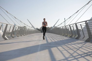 Köprü, açık havada çalışan, spor ve sağlıklı yaşam kavramı arasında koşu aktif kadın runner.