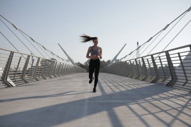 Köprü, açık havada çalışan, spor ve sağlıklı yaşam kavramı arasında koşu aktif kadın runner.
