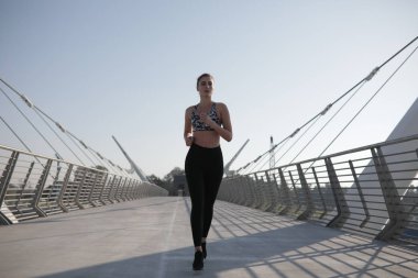 Köprü, açık havada çalışan, spor ve sağlıklı yaşam kavramı arasında koşu aktif kadın runner.