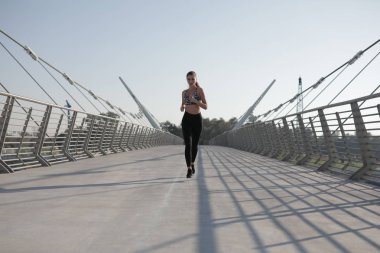 Köprü, açık havada çalışan, spor ve sağlıklı yaşam kavramı arasında koşu aktif kadın runner.