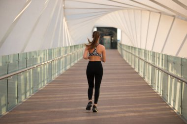 Açık havada çalışan aktif kadın runner, spor ve sağlıklı yaşam konsepti.