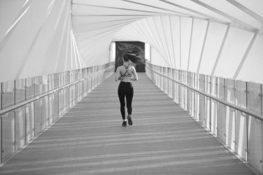 Açık havada çalışan aktif kadın runner, spor ve sağlıklı yaşam konsepti.