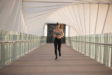 Açık havada çalışan aktif kadın runner, spor ve sağlıklı yaşam konsepti.