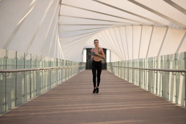 Açık havada çalışan aktif kadın runner, spor ve sağlıklı yaşam konsepti.