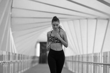 Açık havada çalışan aktif kadın runner, spor ve sağlıklı yaşam konsepti.