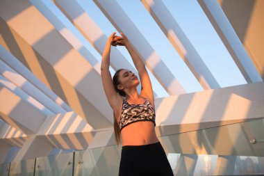 Güzel yaz akşamında ve dinlenme dışında eğitim onun yoğun fitness sonra atlet kadının.