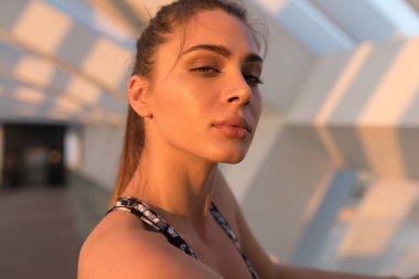 Yakın çekim, günbatımı güneş ışığı güzel kadın portresi.