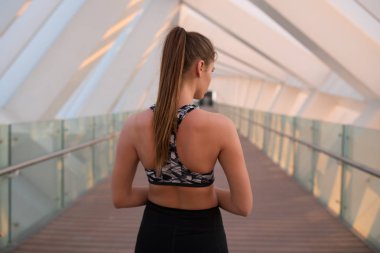 Güzel yaz akşamında ve dinlenme dışında eğitim onun yoğun fitness sonra atlet kadının.