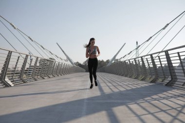 Köprü, açık havada çalışan, spor ve sağlıklı yaşam kavramı arasında koşu aktif kadın runner.