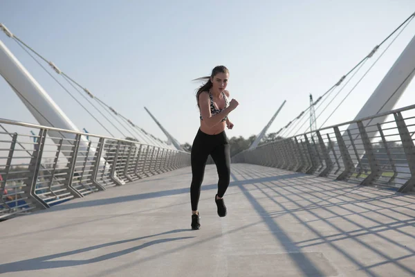 Aktiv kvinna löpare jogging över bron, Utomhus kör, sport och hälsosam livsstilskoncept. — Stockfoto