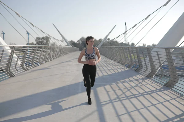 Aktiv kvinna löpare jogging över bron, Utomhus kör, sport och hälsosam livsstilskoncept. — Stockfoto