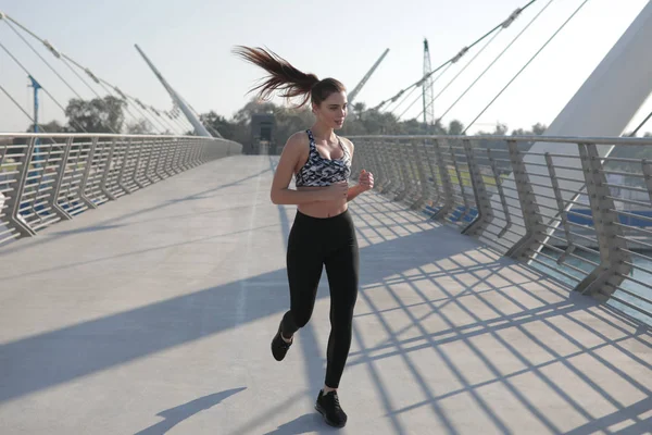 アクティブな女性ランナー ジョギング橋、屋外を実行する、スポーツ、健康なライフ スタイルのコンセプト. — ストック写真
