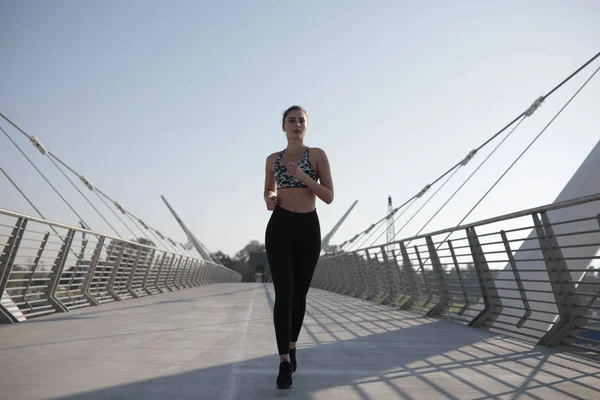 Köprü, açık havada çalışan, spor ve sağlıklı yaşam kavramı arasında koşu aktif kadın runner.