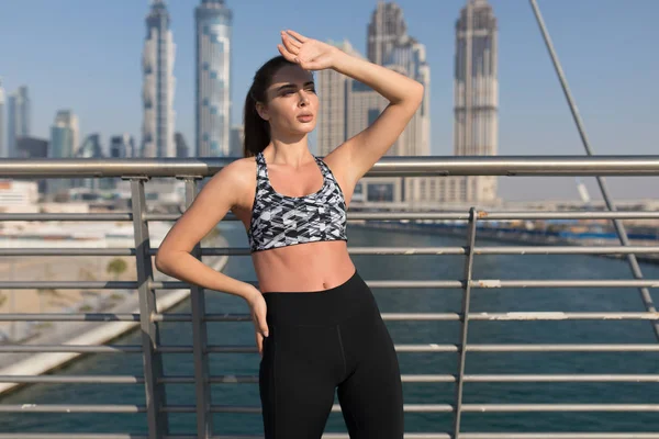 Mujer atleta disfrutando de una buena noche de verano y descansar después de su intenso entrenamiento de fitness al aire libre . — Foto de Stock