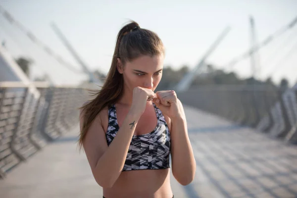 Esportes mulher boxe sem luvas ao ar livre . — Fotografia de Stock