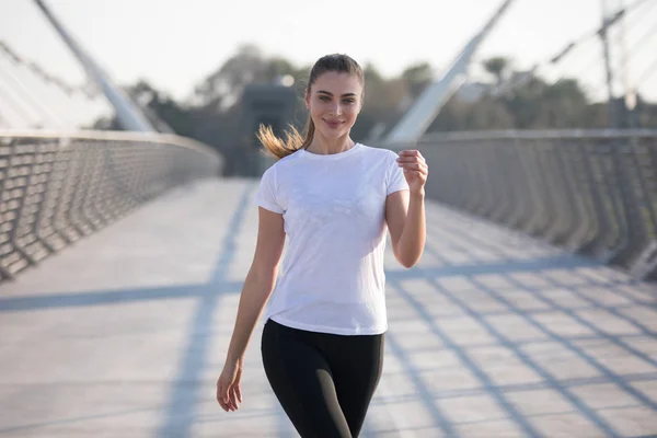 Spor kadında ise eğitim köprüsü üzerinde beyaz bir tişört. Mock-up.