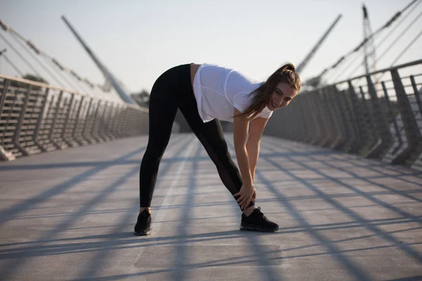 Femme sportive faisant des exercices sur un pont . — Photo