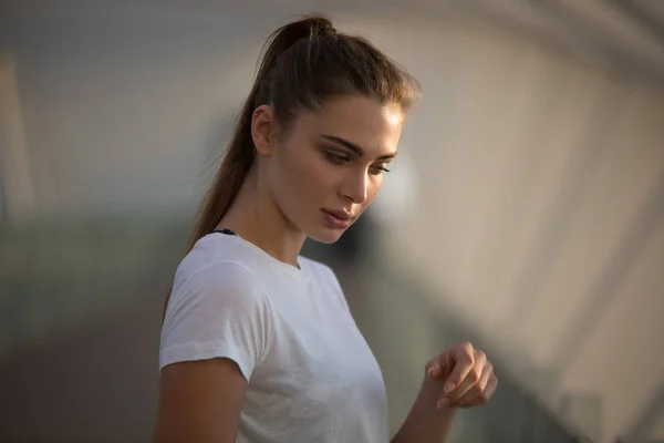 Retrato de una chica atractiva con el pelo recogido . — Foto de Stock