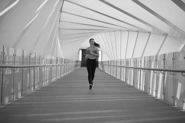 Aktív nő runner, szabadban futás, sport és egészséges életmód fogalma. — Stock Fotó