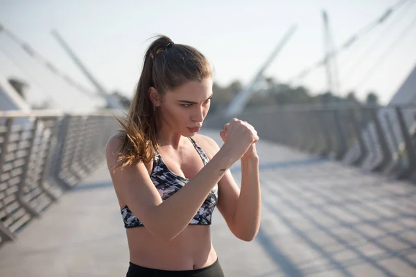 Sportlerin boxt ohne Handschuhe im Freien. — Stockfoto