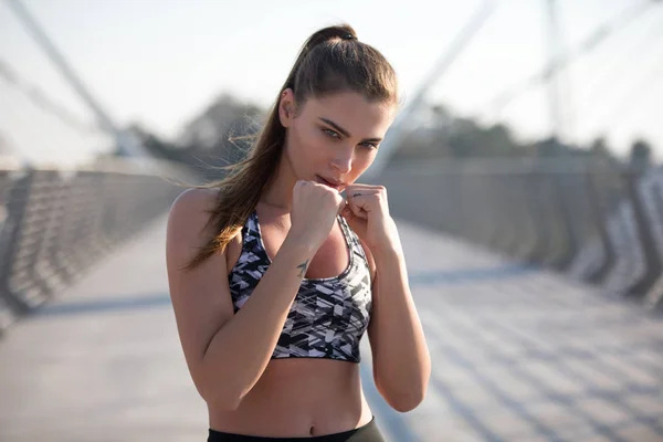 Sport kvinna boxning utan handskar utomhus. — Stockfoto