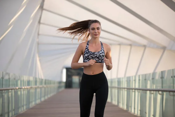 Kobiety aktywne biegacz, na zewnątrz, sport i zdrowy styl życia koncepcja. — Zdjęcie stockowe