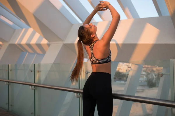 Athlète femme profiter d'une bonne soirée d'été et se reposer après son entraînement physique intense à l'extérieur . — Photo