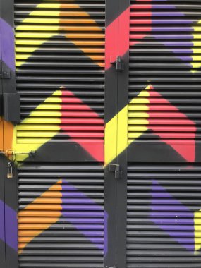 Renkli geometrik şekillerle Metalik arka plan.