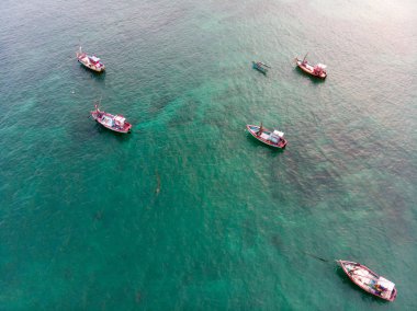 Parlak ve renkli balıkçı tekneleri okyanusta bir sürü.