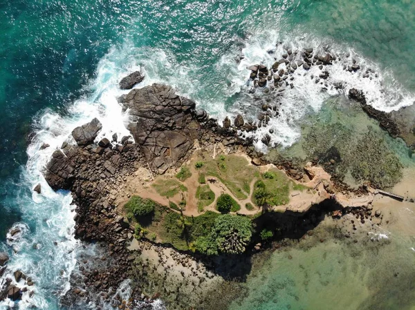 Vista aérea de uma pequena ilha pedregosa . — Fotografia de Stock