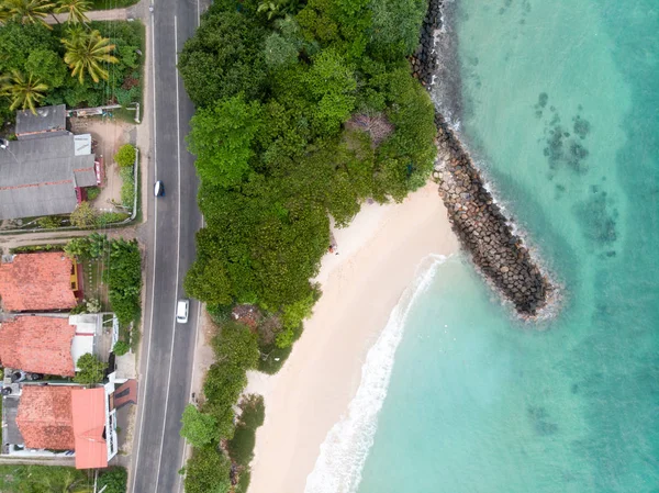 Vista aérea da costa da ilha banhada pelo oceano . — Fotografia de Stock