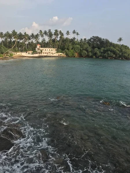 Paisaje de playa isla tropical con palmeras . — Foto de Stock