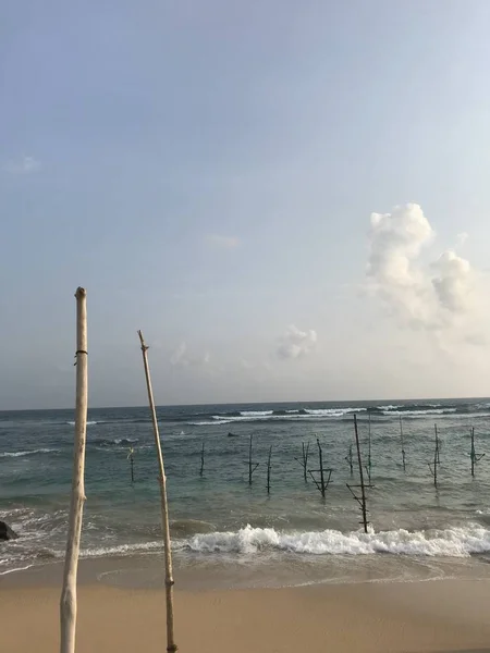 Деревянные палочки, загоняемые на дно океана для рыбаков . — стоковое фото