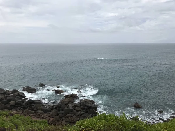 Las olas del océano son bañadas por una costa pedregosa . — Foto de Stock