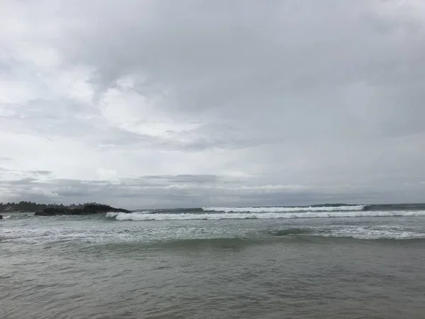 Golven in de Oceaan bij bewolkt weer. — Stockfoto