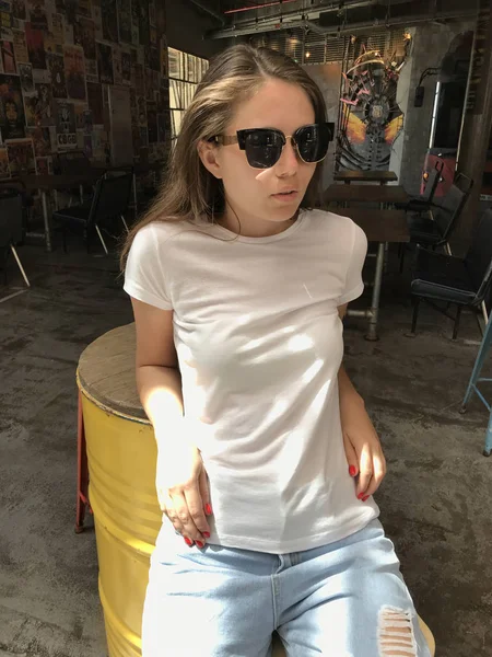 Menina atraente em uma camiseta branca. Mock-up . — Fotografia de Stock