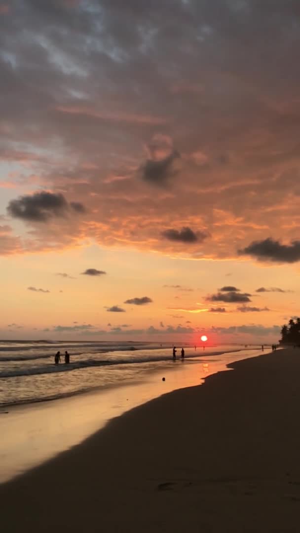 Gyönyörű naplemente mellett az óceán. Felhős égbolt. — Stock videók