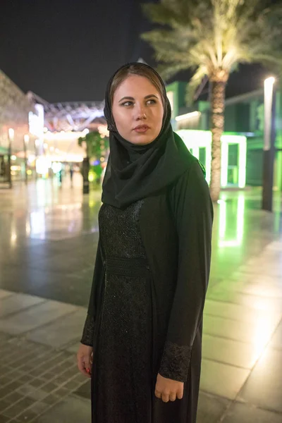 Moslimvrouw dragen in een hijab in de nacht-stad. — Stockfoto