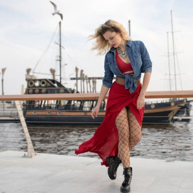 Geminin arka plan üzerinde Kırmızı elbiseli güzel kadın.