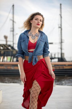 Geminin arka plan üzerinde Kırmızı elbiseli güzel kadın.