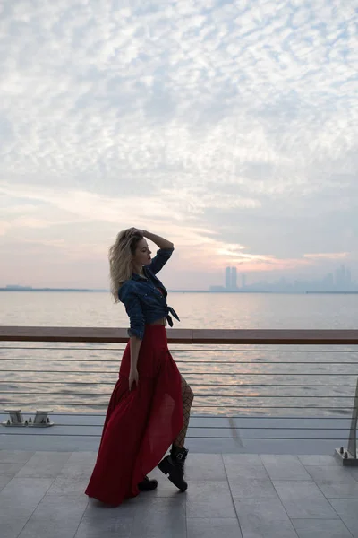 Hermosa mujer en vestido rojo en el fondo del mar . —  Fotos de Stock