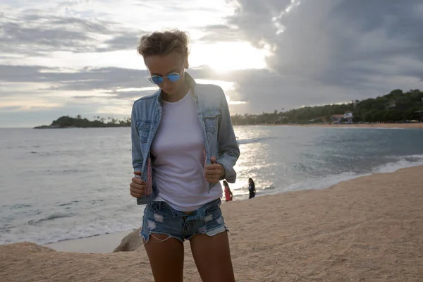 美丽的年轻女子穿着白色 t恤在海滩上。模拟. — 图库照片