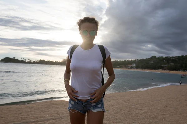 Beyaz tişört sahilde güzel genç kadın. Mock-up. — Stok fotoğraf