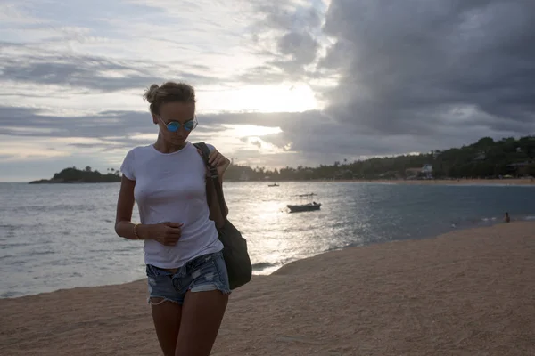 Beyaz tişört sahilde güzel genç kadın. Mock-up. — Stok fotoğraf