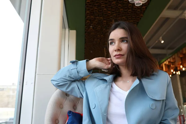 Attractive young woman sitting in cafe. — Stock Photo, Image