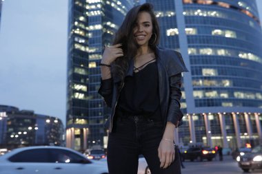 Gece şehir ve geçen arabaların arka plan üzerinde güzel kadın.