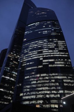 Gece, alttan görünümü modern iş gökdelenlerin yüksek.
